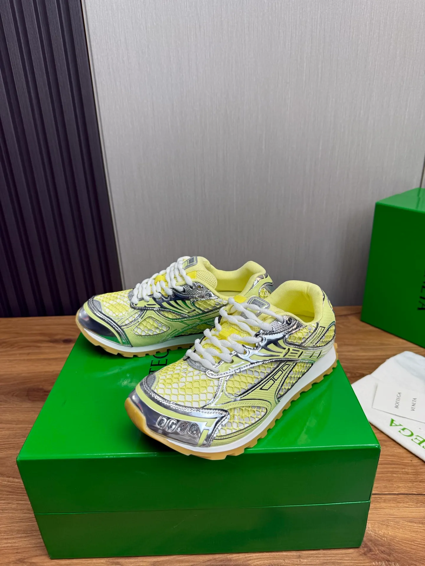 Men's men's shoes 💰620💰 BV top version 𝘽𝙊𝙏𝙏𝙀𝙂𝘼 𝙑𝙀𝙉𝙀𝙏𝘼 Orbit sneakers Wang Yibo same style couple style dad shoes 🩷💚 Runner sneakers, made of lightweight technical mesh fabric. Features a geometric patterned rubber outsole. Pay attention to the package craftsmanship ❕ High version shipping ❗️ Very nice, durable to play with and durable to make ✔️ Standard version 💯💯 The outsole is made of color-blocked TPU outsole. Women’s model 35-41 (40 41 customized) Men’s model 39-46 (45.46 customized) Equipped with original packaging